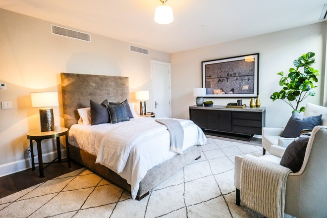 Cả 4 phòng ngủ của căn biệt thự đều nằm trên tầng 2. Phòng ngủ cho khách khứa đến ở lại cũng được trang bị đầy đủ tiện nghi và mang cảm giác ấm cúng.