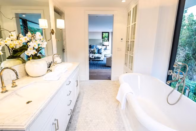 Phòng tắm chính xa hoa, hào nhoáng với những nội thất bằng đá cẩm thạch cùng các trang thiết bị cao cấp, hiện đại.