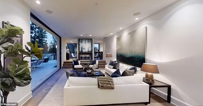 Phòng khách rộng lớn, thoáng đãng, được kết nối trực tiếp với hiên nhà. Những tông màu trắng và xanh dương thanh lịch được kết hợp hài hòa để đem đến cảm giác dịu nhẹ.