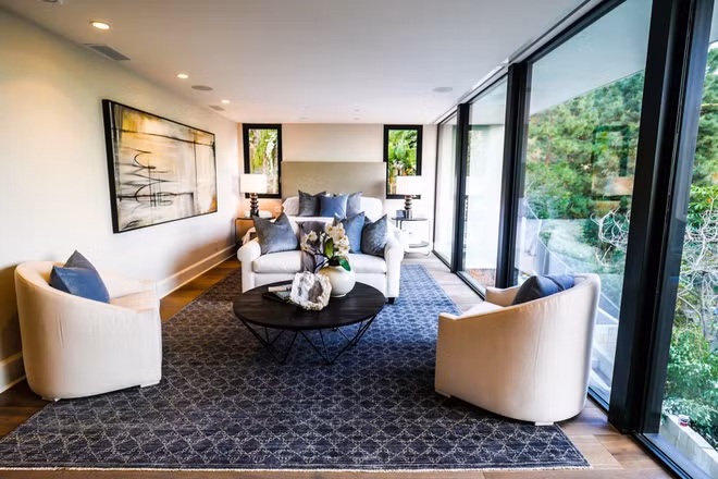 Phòng ngủ chính sáng sủa với bức tường kính đem đến nguồn ánh sáng tự nhiên dồi dào, ấm áp. Căn phòng được tích hợp với một không gian tiếp khách và một tủ quần áo khổng lồ.