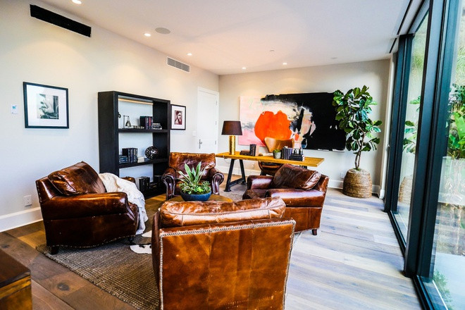 Phòng làm việc trang nhã, được trang hoàng bởi những bộ bàn ghế mang phong cách cổ điển.