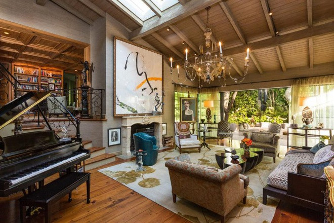 Phòng khách rộng rãi, mang những gam màu ấm áp cùng các đường nét cổ điển. Điểm nhấn tại đây là chiếc đèn chùm cầu kỳ cùng chiếc đàn piano cỡ lớn.