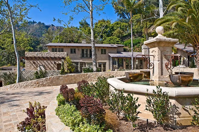 Jennifer Lopez mua bất động sản này vào năm 2016. Ngôi nhà ban đầu được thiết kế và hoàn thiện vào năm 1954.