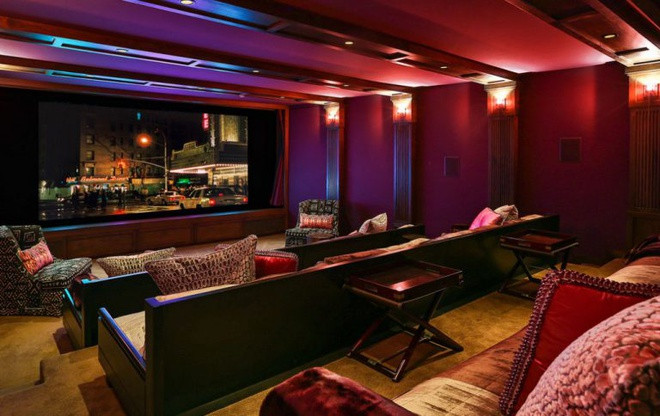 Rạp phim trong nhà có sức chứa 30 chỗ với những tính năng công nghệ tiên tiến, hiện đại. Các tiện ích nổi bật khác trong căn biệt thự có thể kể đến studio nghệ thuật và hầm rượu.