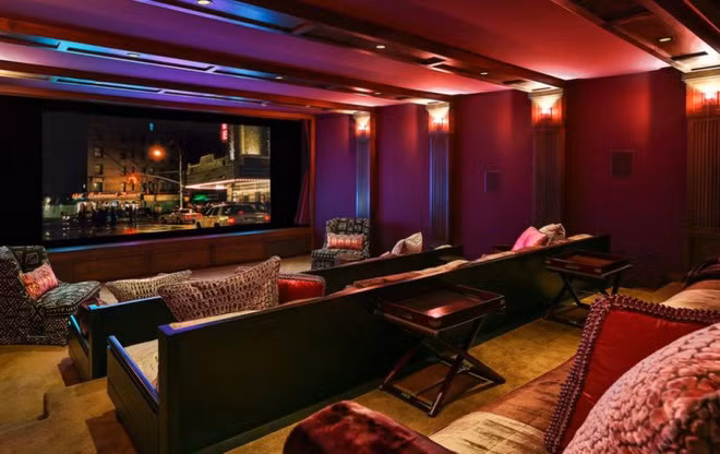 Rạp phim trong nhà có sức chứa 30 chỗ với những tính năng công nghệ tiên tiến, hiện đại. Các tiện ích nổi bật khác trong căn biệt thự có thể kể đến studio nghệ thuật và hầm rượu.