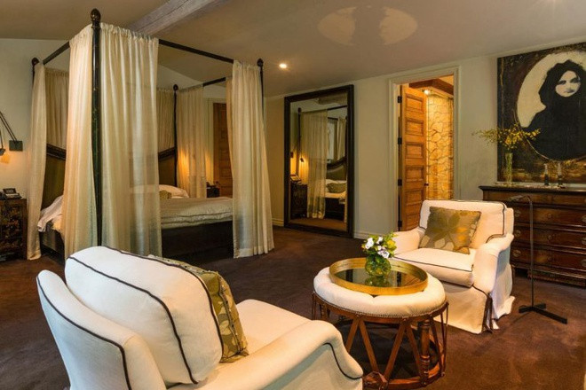 Phòng ngủ chính trang nhã, thoáng đãng, mang tông màu trắng chủ đạo để tôn lên những đường nét thanh lịch, nhẹ nhàng.