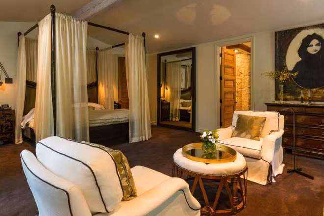 Phòng ngủ chính trang nhã, thoáng đãng, mang tông màu trắng chủ đạo để tôn lên những đường nét thanh lịch, nhẹ nhàng.