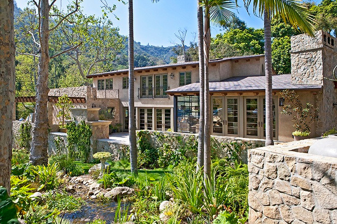 Căn biệt thự chính có diện tích khoảng 1.300 m2 với 7 phòng ngủ và 13 phòng tắm, tọa lạc trong một khuôn viên rộng hơn 3,2 ha với nhiều cây xanh cao lớn và khung cảnh núi đồi bao quanh.