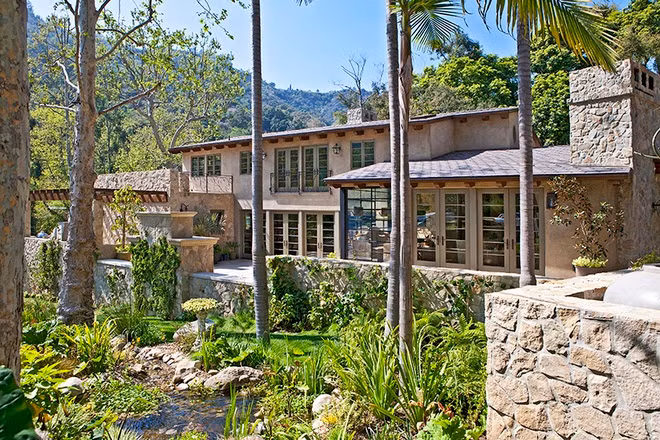 Căn biệt thự chính có diện tích khoảng 1.300 m2 với 7 phòng ngủ và 13 phòng tắm, tọa lạc trong một khuôn viên rộng hơn 3,2 ha với nhiều cây xanh cao lớn và khung cảnh núi đồi bao quanh.