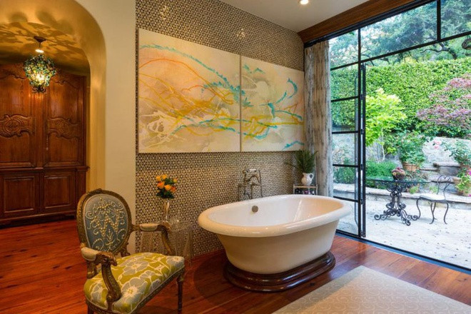 Phòng tắm chính sang trọng, sáng sủa, mang phong cách thiết kế cởi mở, và được trang bị đầy đủ tiện nghi cao cấp cần thiết.