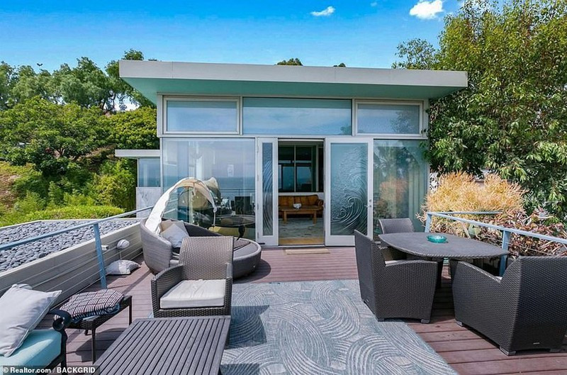 Hiện cô vẫn đang sống chủ yếu tại ngôi nhà ở Los Angeles.