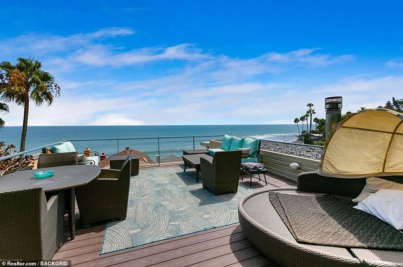 Tầng hai có ban công rộng hướng ra biển.