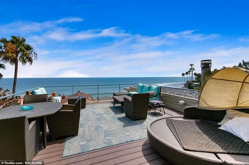 Tầng hai có ban công rộng hướng ra biển.