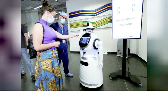 Robot tiep tan giam nguy co lay nhiem COVID-19