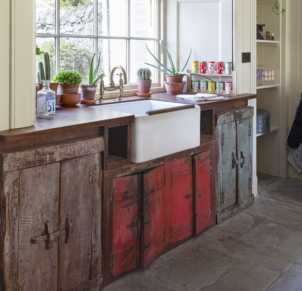 Nét độc đáo và phá cách của không gian nấu nướng vintage còn đến từ những vật dụng cũ, có thể là đồ dùng lâu đời hoặc được sơn màu theo phong cách cũ nát. Chẳng những không mang đến nét u buồn, tẻ nhạt cho không gian, các đồ vật này được lựa chọn làm điểm nhấn ấn tượng, tạo nên dấu ấn thời gian, mang vẻ đẹp lạ mắt, hơi hướm hoài niệm. Ảnh: Douglas Gibb.