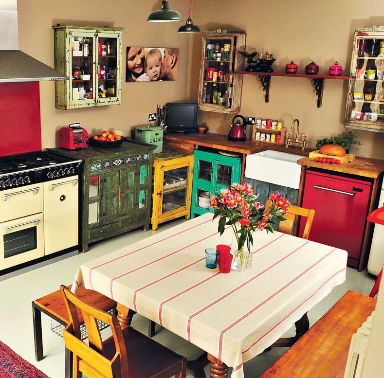 Bức tường nhà bếp được trang trí với phụ kiện bắt mắt, cầu kỳ sẽ làm nổi bật phong cách vintage hơn. Một chiếc đồng hồ treo tường kiểu vintage, rèm cửa sổ họa tiết ren hay các bức tranh, ảnh nhuốm màu thời gian là những lựa chọn hoàn hảo cho nhà bếp vintage. Ảnh: Scaramanga.