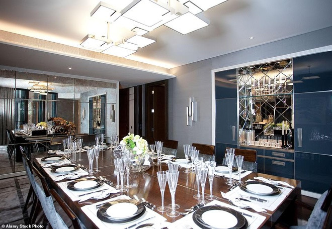 Phòng ăn lộng lẫy được bài trí tinh tế là khu vực lý tưởng để có những bữa ăn, tiệc tùng cùng khách khứa và bạn bè. Ảnh: Alamy.