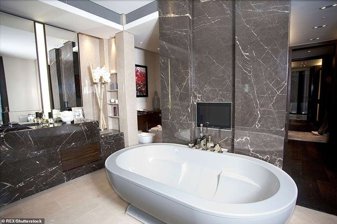 Phòng tắm chính được trang bị đầy đủ tiện nghi hiện đại, đắt tiền, và thậm chí có cả TV cao cấp để phục vụ việc giải trí. Ảnh: Shutterstock.