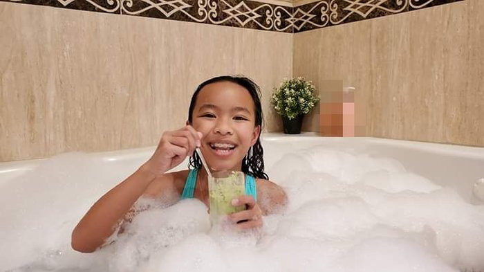 Ong xa Viet Huong khoe anh vui ve cua vo voi con gai-Hinh-6