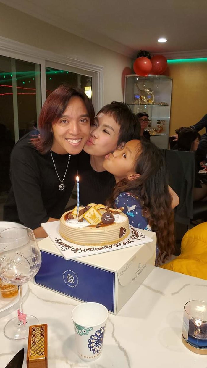 Ong xa Viet Huong khoe anh vui ve cua vo voi con gai-Hinh-8