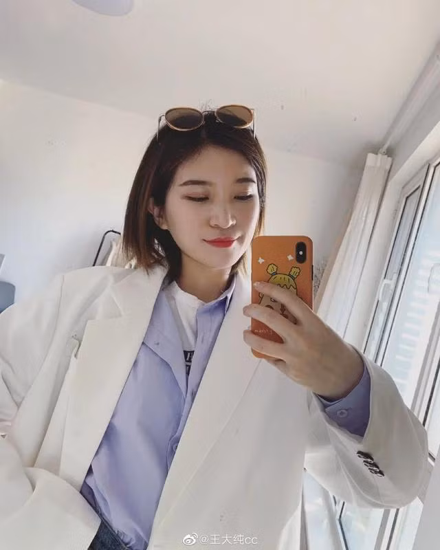 Với quần jeans bạn có thể mix cùng áo sơ mi basic hay áo blouse điệu đà cũng đều ra được set đồ ổn áp và ấn tượng. Bạn cũng có thể diện nguyên set denim on denim đầy trẻ trung; áo blouse dáng dài có thể diện như áo sơ mi hay diện như áo khoác ngoài cũng ổn cả.