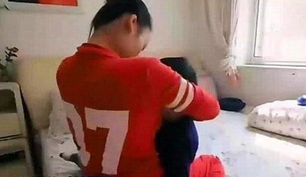 Bé trai 12 tuổi vẫn bú mẹ 4 lần mỗi ngày Be trai 12 tuoi van bu me 4 lan moi ngay