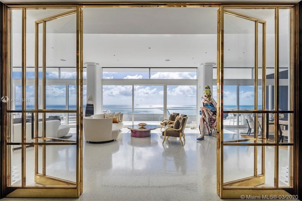 Căn penthouse này có diện tích khoảng 560 m2 với 5 phòng ngủ và 7 phòng tắm. Tỷ phú Griffin chi 60 triệu USD để sở hữu nó vào năm 2015.