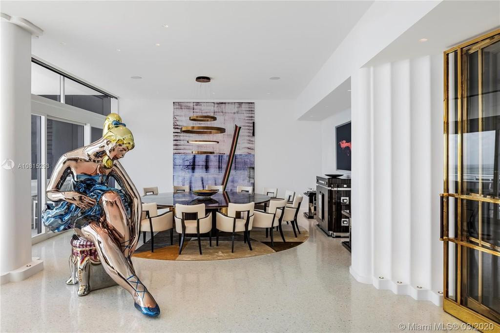 Hầu hết không gian sinh hoạt của bất động sản này được thiết kế tinh giản và hiện đại với những nội thất sang trọng.