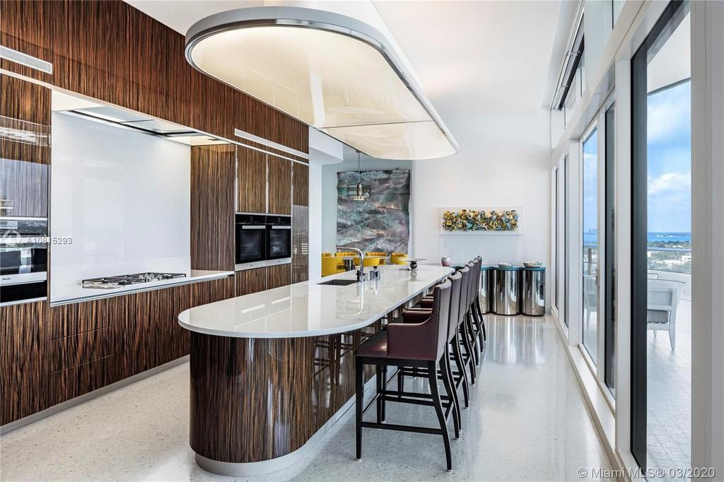 Nhà bếp thoáng đãng, được trang hoàng với những nội thất bằng gỗ cao cấp cùng các thiết bị nấu nướng hiện đại.