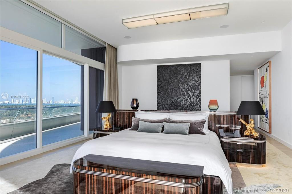 Phòng ngủ chính rộng lớn, tràn ngập ánh sáng tự nhiên, nổi bật với những nội thất thanh lịch, độc đáo.