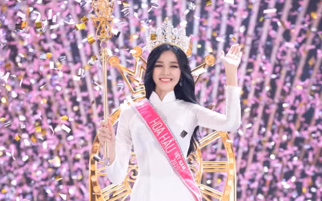 Ha nha nguoi ta: Nguoi dang quang hoa hau, nguoi lam ngoc nu