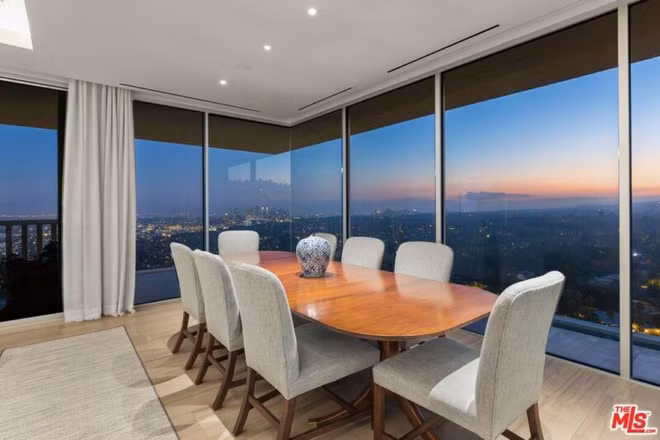 Không gian ăn uống nhỏ nhắn được bài trí tinh tế để gia chủ có thể vừa dùng bữa vừa ngắm cảnh.