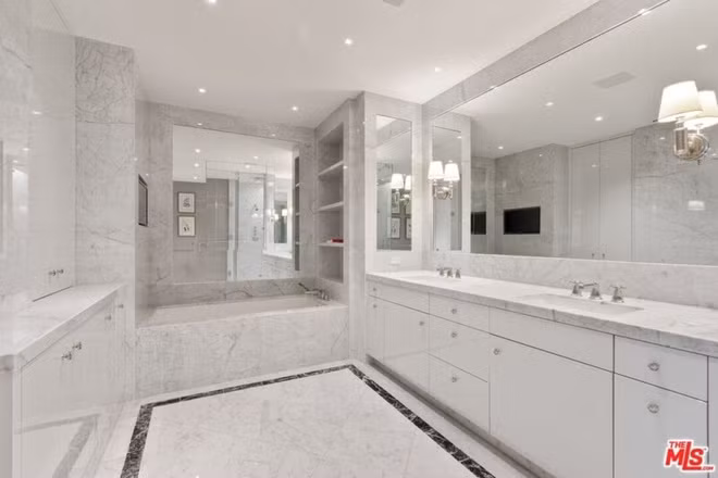 Phòng tắm chính được lát đá cẩm thạch và được trang bị đầy đủ tiện nghi cao cấp. Những cư dân tại tòa nhà Sierra Towers sẽ được hưởng một số tiện ích đặc biệt như hồ bơi, phòng tắm hơi, và phòng tập thể dục.