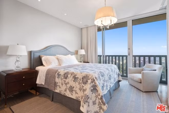 Phòng ngủ chính rộng lớn, thanh lịch, được tích hợp với một ban công, một phòng tắm, và một tủ chứa quần áo khổng lồ.