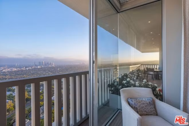 Những bức tường kính của căn hộ đem đến ánh sáng tự nhiên cũng như cảnh sắc phố phường.