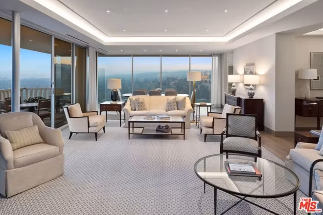 Phòng khách rộng rãi, sáng sủa, được thiết kế theo phong cách cởi mở. Sàn gỗ cứng tô điểm thêm nét sang trọng cho căn phòng này.