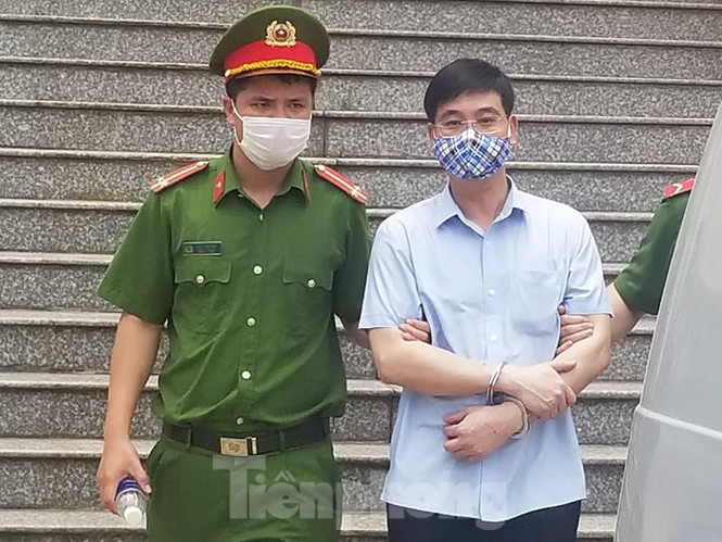 Cách đưa tiền hối lộ 'chạy điểm' của hiệu phó ở Hòa Bình Cach dua tien hoi lo 'chay diem' cua hieu pho o Hoa Binh