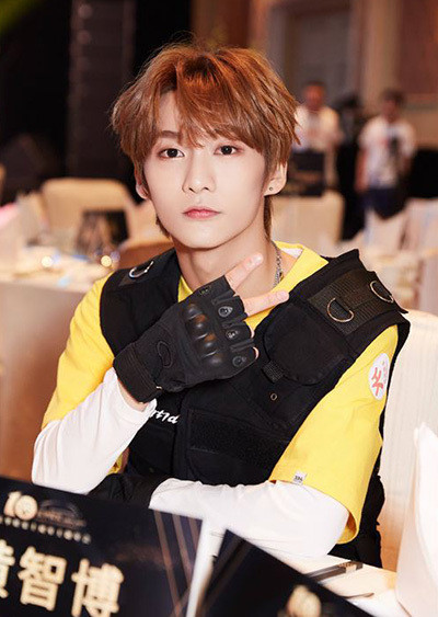 Ca si Trung Quoc quy nga voi an 3 nam tu toi lua ban khau trang