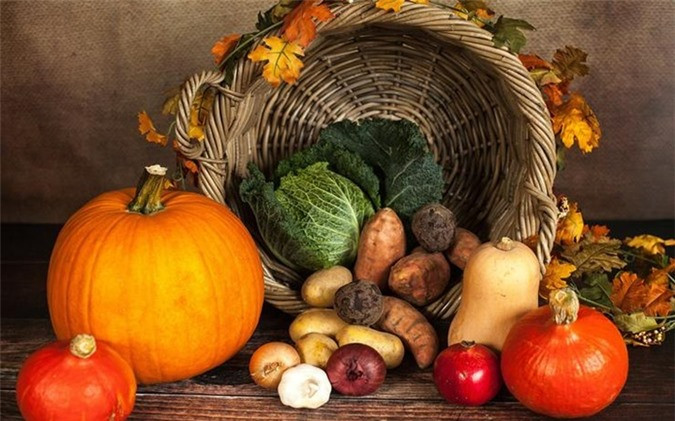 Bất kể bạn có làm gì thì cơ thể bạn đều già đi sau mỗi giây. Nhưng bạn lại được lựa chọn chế độ ăn uống, tập thể dục và thói quen sinh hoạt tốt để cơ thể mình trẻ trung hơn so với tuổi thật, hoặc là ngược lại. Những loại thực phẩm bạn ăn hàng ngày, những loại hoa quả rau củ khác nhau sẽ mang đến những tác dụng bất ngờ với làn da của bạn trong hiện tại và tương lai.