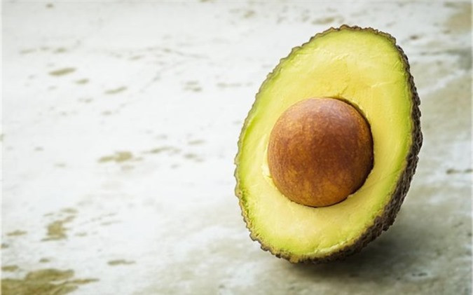 Bơ không chỉ có hương vị thơm ngon mà còn được khoa học chứng minh có lợi cho sức khỏe. Bơ có chất béo polyhydroxylated, vốn không chỉ giúp phục hồi làn da bị hư tổn mà còn bảo vệ làn da khỏi ánh nắng mặt trời và các tác nhân gây hại khác từ môi trường.