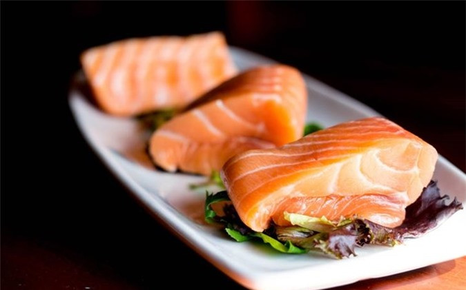 Da khô là một lý do khiến bạn trông già hơn. Do đó, bạn nên lựa chọn những thực phẩm giúp tăng cường độ ẩm cho làn da như là cá. Đặc biệt, cá hồi và các loại cá giàu omega-3 là những thực phẩm chống lão hóa tốt.