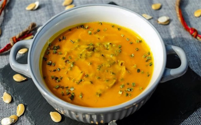 Nước hầm xương giải phóng một loạt các chất dinh dưỡng có lợi - bao gồm collagen. Collagen rất hữu ích cho xương, da và cơ bắp của bạn. Sử dụng nước hầm xương để nấu các món canh hay súp vừa thơm ngon, vừa giúp làn da của bạn săn chắc hơn, mịn màng hơn và ít nếp nhăn hơn.