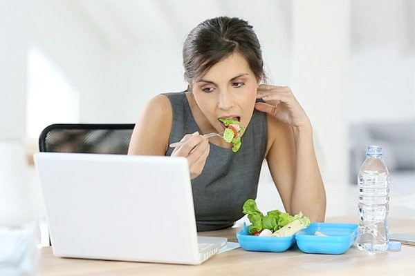 4 cách hạn chế ăn uống quá đà để phòng chống dịch Covid-19 4 cach han che an uong qua da de phong chong dich Covid-19