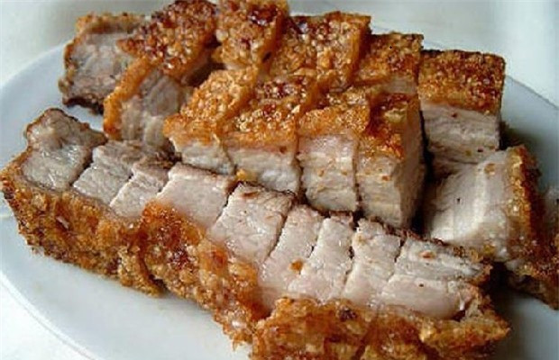 Cách nhận biết thịt lợn quay không nhuộm phẩm màu ảnh 2