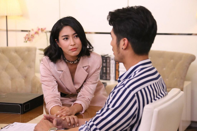 Đêm tân hôn, vợ đưa bản hợp đồng tiết lộ bí mật động trời Dem tan hon, vo dua ban hop dong tiet lo bi mat dong troi