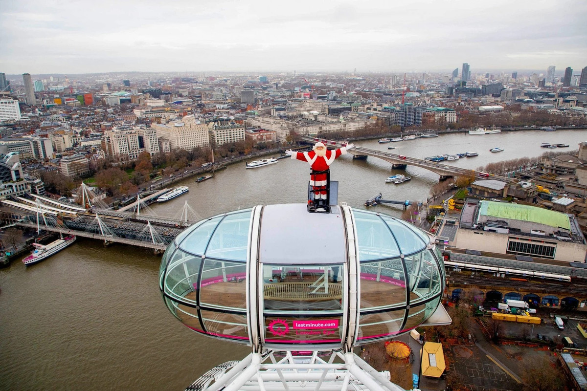 Ông già Noel đứng vẫy chào bên trên nóc một buồng tham quan của London Eye (Vòng quay Thiên niên kỷ) tại Anh, đánh dấu dịp lễ quan trọng cuối năm vào thời gian nhộn nhịp nhất.