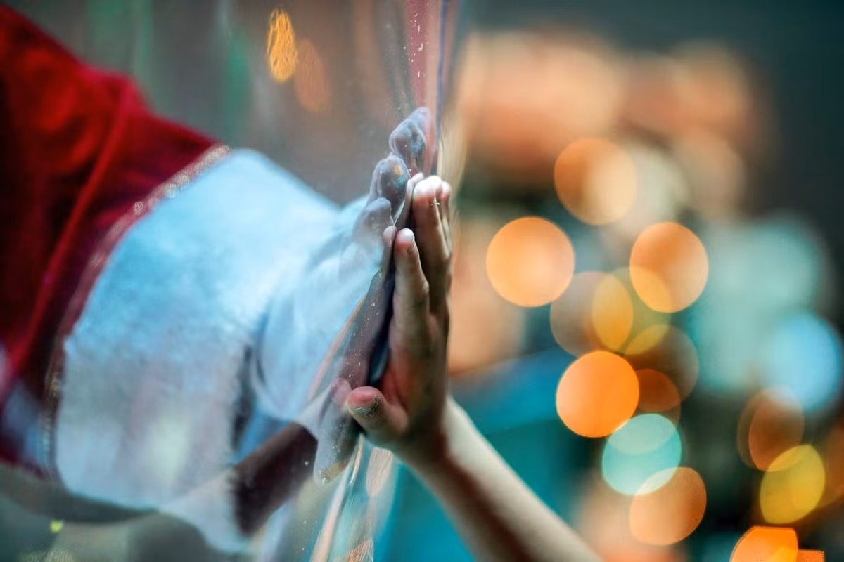 Ông già Noel là một nhân vật gắn liền với dịp Giáng sinh. Hình ảnh ông gắn với bộ quần áo đỏ, bộ râu trắng và thường tặng quà trẻ em. Theo lời đồn, Santa Claus sống ở Bắc Cực và di chuyển bằng xe tuần lộc bay. Thông thường, người hóa trang thành ông già Noel có thể kiếm được khoảng 5.000-10.000 USD trong một mùa Giáng sinh.