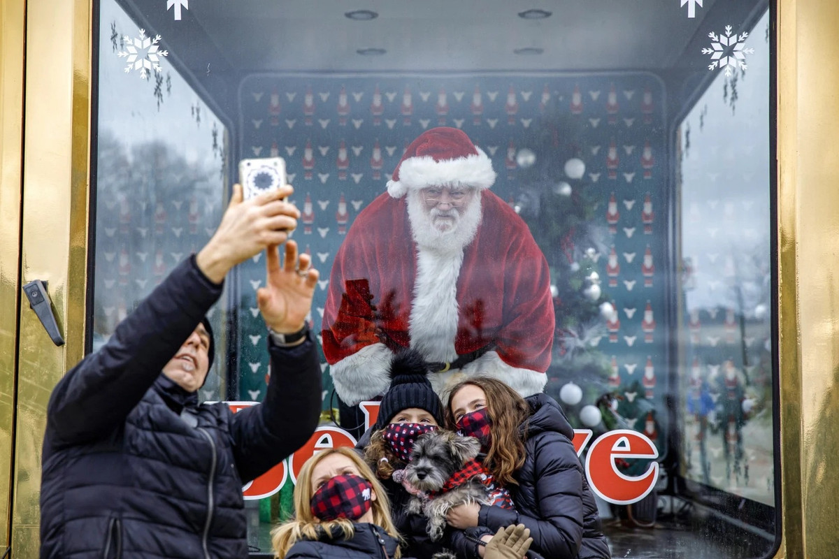 Năm nay, công việc hóa trang thành ông già Noel phức tạp hơn với nhiều quy định giãn cách xã hội để chống dịch. Để thích ứng, các ông già tuyết đang sáng tạo ra nhiều cách khác nhau để thích ứng với đại dịch. Một vài người tổ chức tương tác với trẻ nhỏ ở ngoài trời, họ đứng trong buồng kín, cười nói với người dân qua một lớp kính ngăn cách.