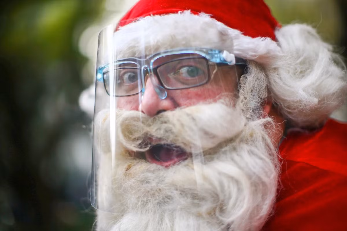 "Nhiều đứa trẻ muốn ôm chúng tôi. Tuy nhiên, điều đó là không thể. Mọi thứ thực sự rất khác nhưng chúng tôi cần thích nghi. Đây là lần đầu tiên tôi không được chạm, ôm lũ trẻ trong Giáng sinh", một ông già Noel ở tòa nhà Nữ hoàng Victoria (Sydney, Australia) nói. Chạm tay, khuých tay trở thành phương án thay thế. Tuy nhiên, họ vẫn phải đeo găng tay y tế để tránh mầm bệnh lây lan.