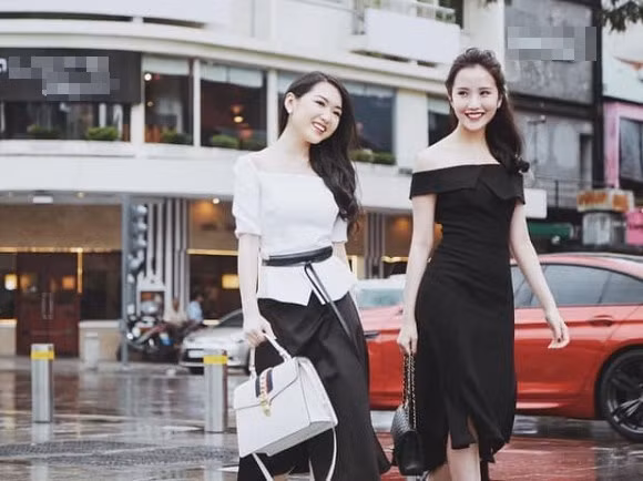 Primmy Trương và Chloe Nguyễn thường xuyên xuất hiện cùng nhau tại các sự kiện, đăng ảnh chụp chung và dành lời khen cho nhau trên mạng xã hội.